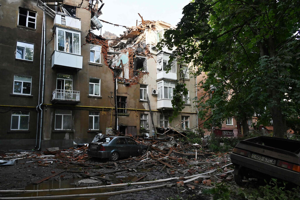 Un bâtiment endommagé par une attaque russe dans la ville de Soumy en Ukraine