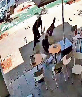 3. המחבל דוקר את הרופא ופוצע אותו. הוא ממשיך לרוץ במטרה לפגוע באזרחים נוספים yk13493096