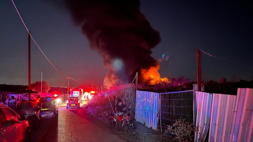 שריפה במתחם תיירות בעבדון (צילום: דוברות כבאות והצלה) גבר נפצע משריפה שפרצה במתחם תיירותי להשכרת טרקטורונים ואופנועים ביישוב עבדון בגליל המערבי