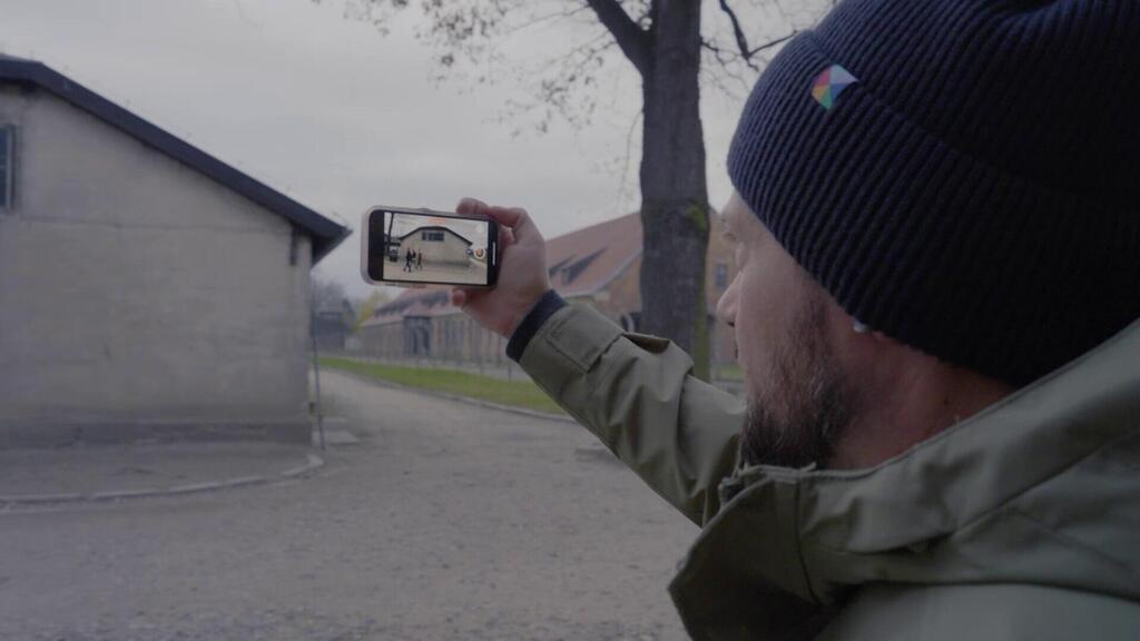 Preparing a digital tour of Auschwitz (Photo: Yonatan Levi, AppsFlyer) סיור וירטואלי באושוויץ