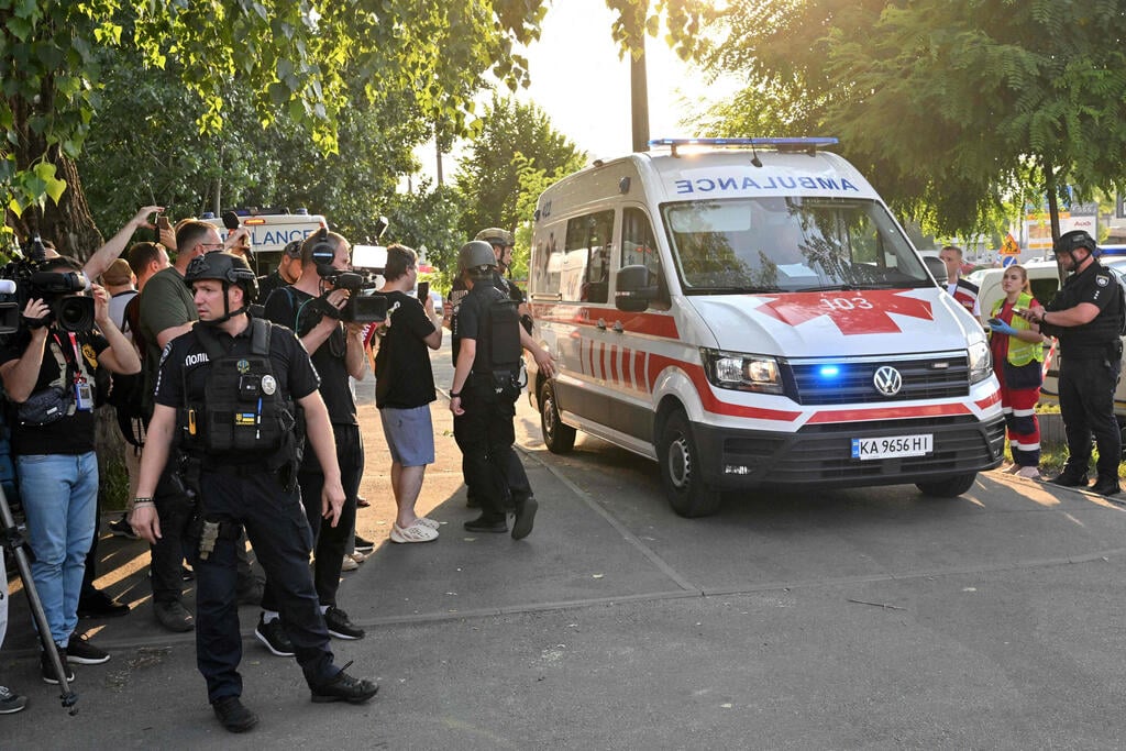 צילום: Sergei SUPINSKY / AFP מחוץ לבית משפט ב קיב אוקראינה שבו אירע פיצוץ