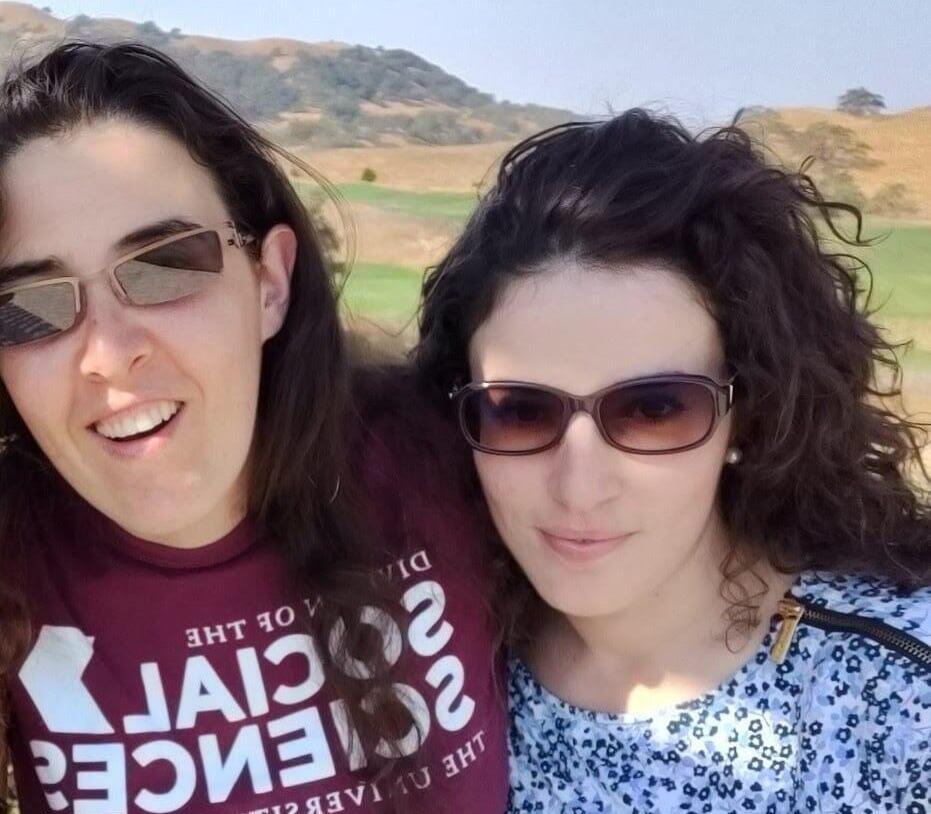 "מסתובבת בעולם כאילו קטעו לי יד או רגל". אמה ואליזבט צורקוב אליזבט צורקוב ואחותה