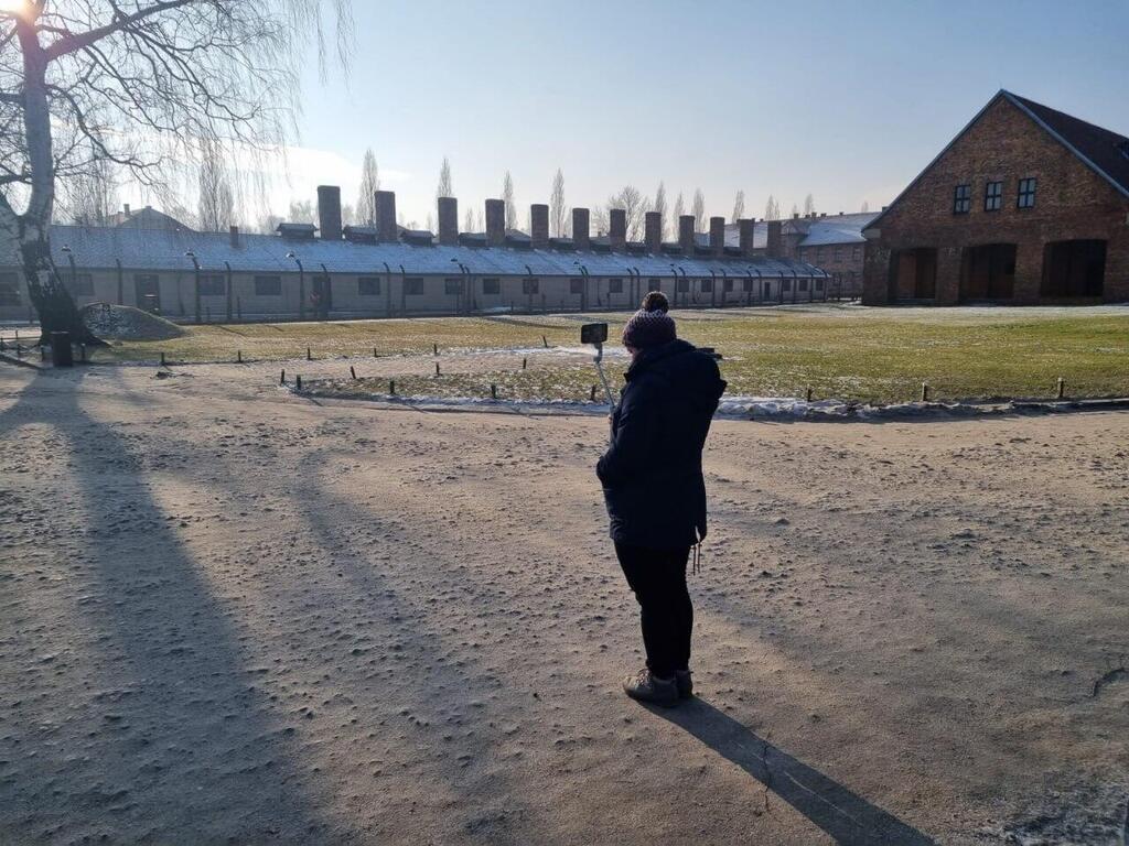 Leading a digital tour of Auschwitz (Photo: DISKIN) מחויבות לדורות הבאים. סיור במחנה ההשמדה