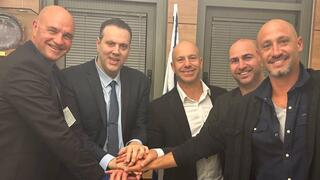 שר הספורט מיקי זוהר עם יו"ר מינהלת הליגה בכדורסל ארי שטיינבורג, יו"ר איגוד השחקנים עודד שעשוע, ראש חטיבת הספורט בהסתדרות ניר אלון