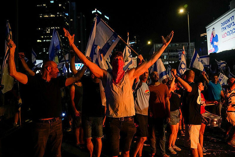 צילום: AP Photo/Ohad Zwigenberg הצתה בהפגנה סמוך לקפלן
