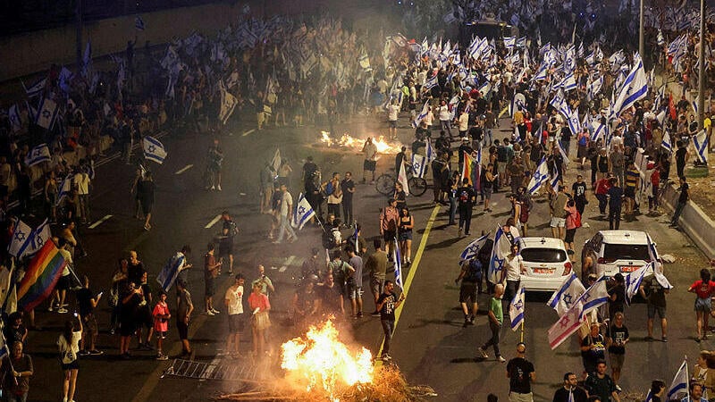 מדורות בהפגנה באיילון