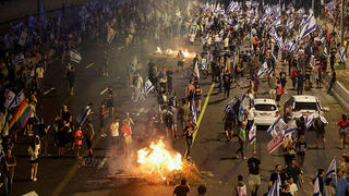 מדורות בהפגנה באיילון