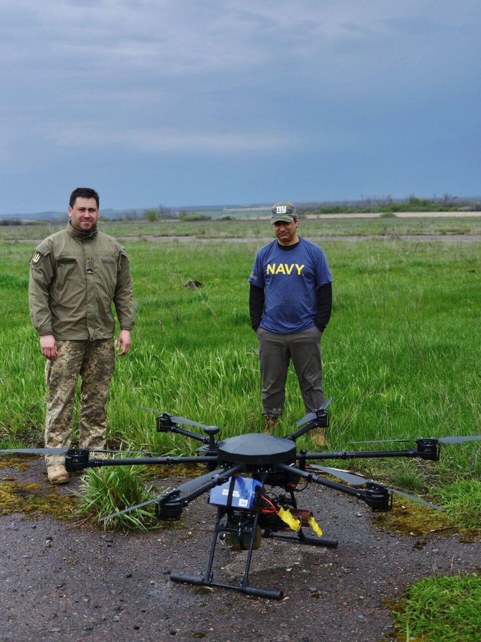 אולס מליארביץ' (משמאל) בחזית באחמוט שבאוקראינה