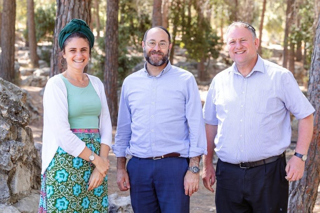 מימין: הרב גדעון סילבסטר, הרב אביעד תבורי וד"ר טניה וויט. התאבלו על מותו כמו על מות אב (צילום: אינגריד מולר) מימין : הרב גדעון סילבסטר, הרב אביעד תבורי, ד״ר טניה וויט