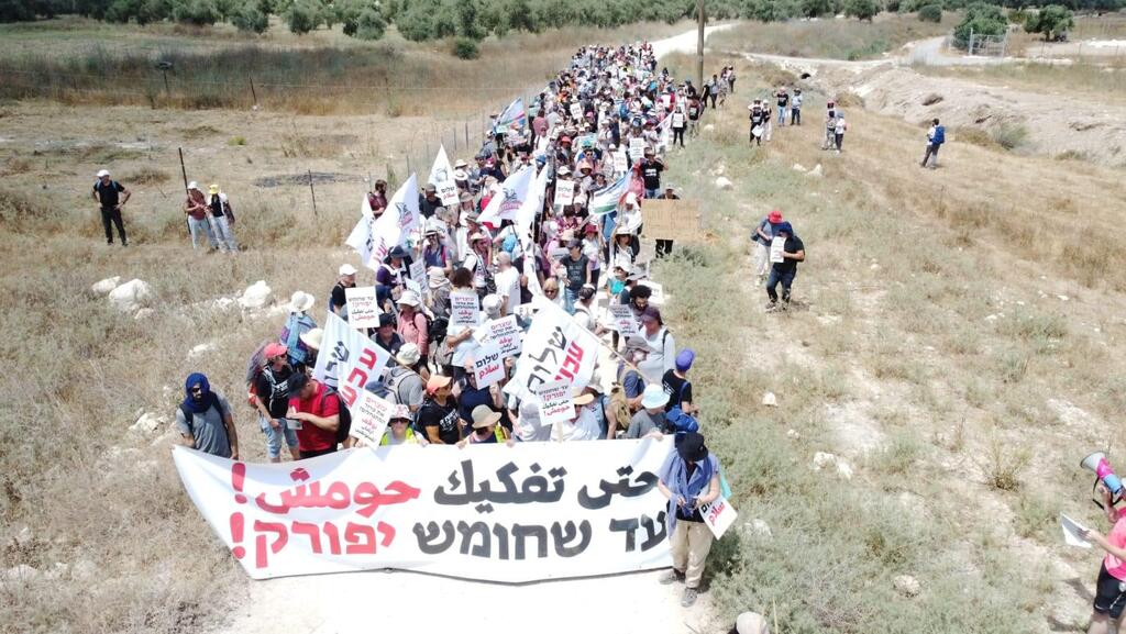 הפגנה של שלום עכשיו בדרישה לפינוי חומש, היום (צילום: שאול גולן) הפגנה של שלום עכשיו בחומש