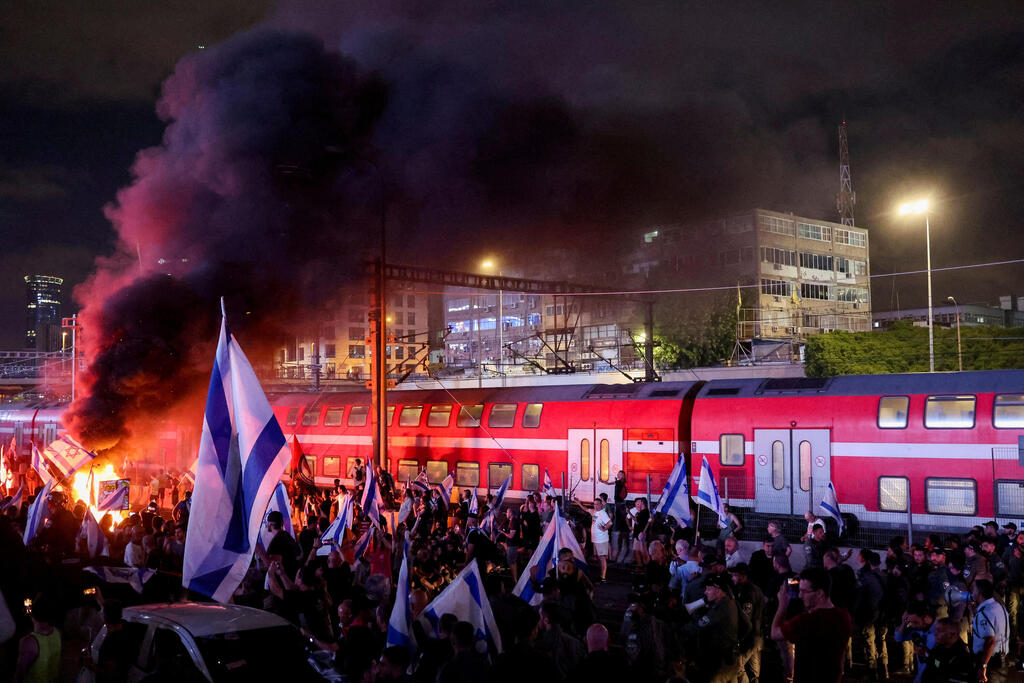 לדברי היועמ"שית הדיון בממשלה נגוע בניגוד עניינים כי המחאה נגדה (צילום: REUTERS/Nir Elias) לדברי היועמ"שית הדיון בממשלה נגוע בניגוד עניינים כי המחאה נגדה
