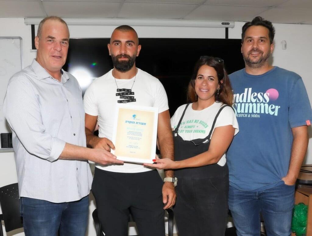טקס הענקת תעודת ההוקרה למציל נישו דרוויש. מימין: סיני וגילי גורן, המציל נישו דרוויש ועידן גרינבאום, יו"ר איגוד ערים כינרת (צילום: אושרי ויצמן, איגוד ערים כינרת) טקס הענקת תעודת הוקרה למציל נישו דרוויש - מימין- ניסו גורן, גילי גורן, המציל נישו דרוויש ועידן גרינבאום יו"ר איגוד ערים כינרת