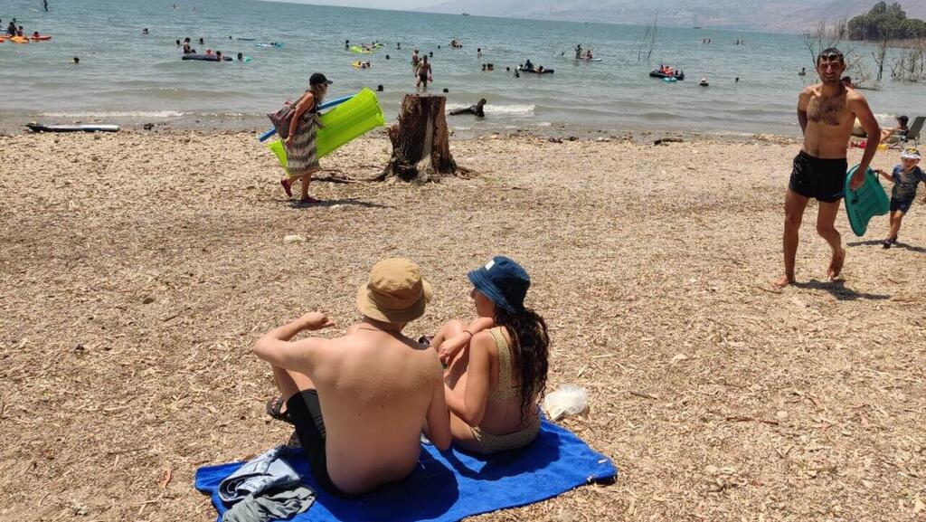 על שפת הכנרת, השבוע. חייבים לחבוש כובע ולמרוח קרם הגנה (צילום: טלי בר, איגוד ערים כינרת) מזג אוויר אויר חוף כנרת חופש קיץ חם חום שרב טיול טיולים מים אגם מבקרים
