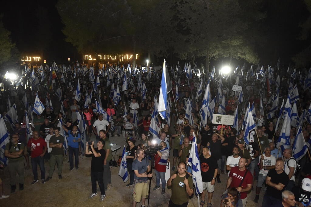 מפגינים ומפגינות מול ביתו של שר הביטחון יואב גלנט במושב עמיקם
