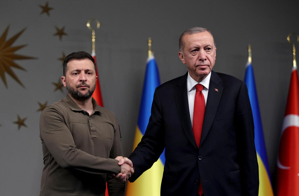 נשיא אוקראינה  וולודימיר זלנסקי  ו נשיא טורקיה רג'פ טאיפ ארדואן במסיבת עיתונאים