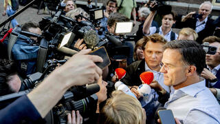 מרק רוטה ראש ממשלת הולנד מודיעה על התפרקות הקואליציה