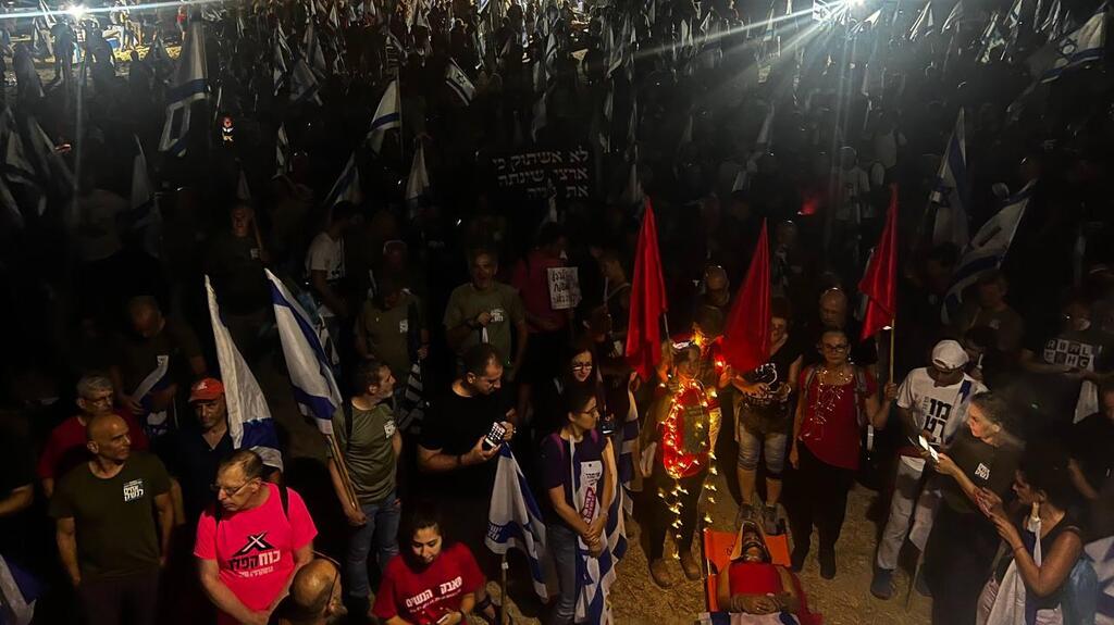 מפגינים נגד המהפכה המשפטית מול בית גלנט בעמיקם
