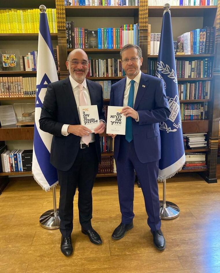 נשיא המדינה הרצוג יחד עם הרב גולדשטיין. "מחובר לערך של השבת" הרב גולדשטיין ונשיא המדינה