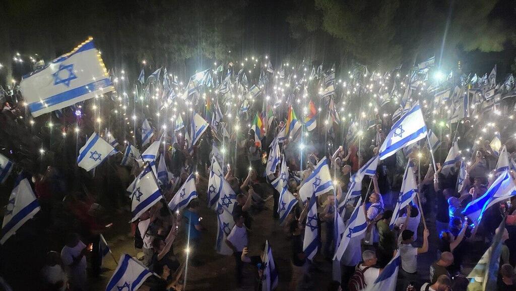 מפגינים מול ביתו של שר הביטחון יואב גלנט בעמיקם