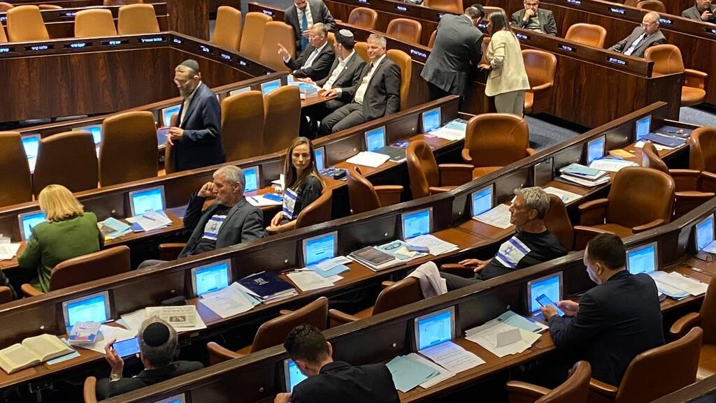 רם בן ברק, מירב כהן ומאיר כהן עם חולצות שחורות ודגל ישראל במליאה ( צילום: סיון חילאי) מירב כהן, מאיר כהן ורם בן ברק