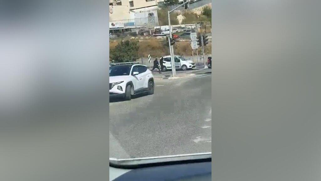 חמושים ניגשים לרכב - ויורים. אום אל פחם
ללא קרדיט מחסן שעלאן