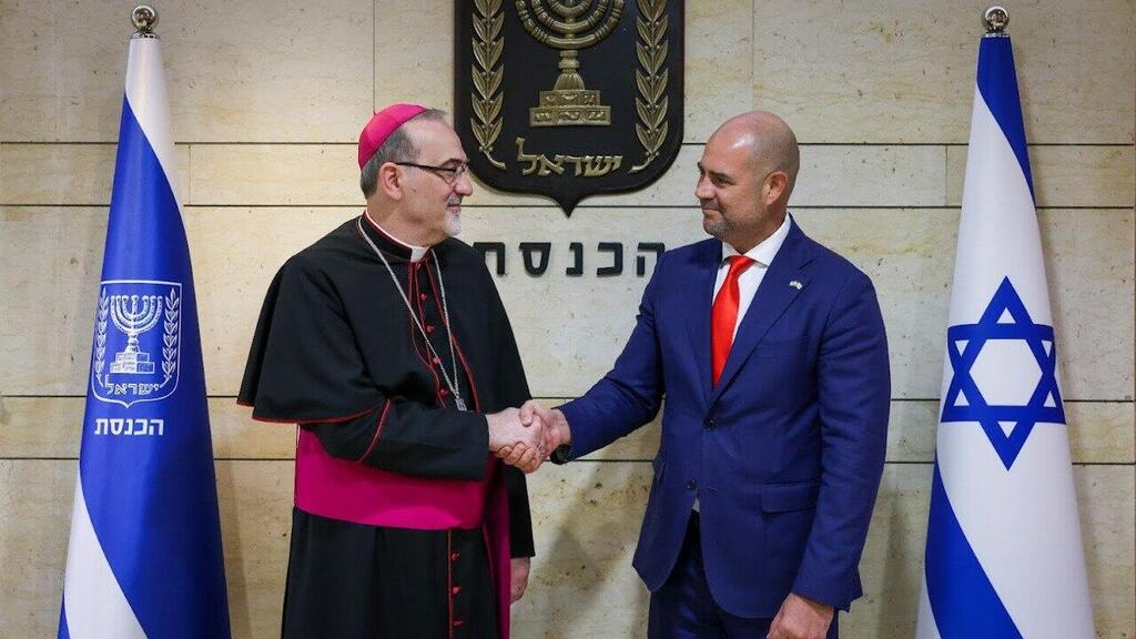 אוחנה עם הפטריארך הלטיני של ירושלים (צילום: נועם מושקוביץ, דוברות הכנסת) יו"ר הכנסת אמיר אוחנה עם הפטריארך הלטיני של ירושלים פיירבטיסטה פיצבאלה