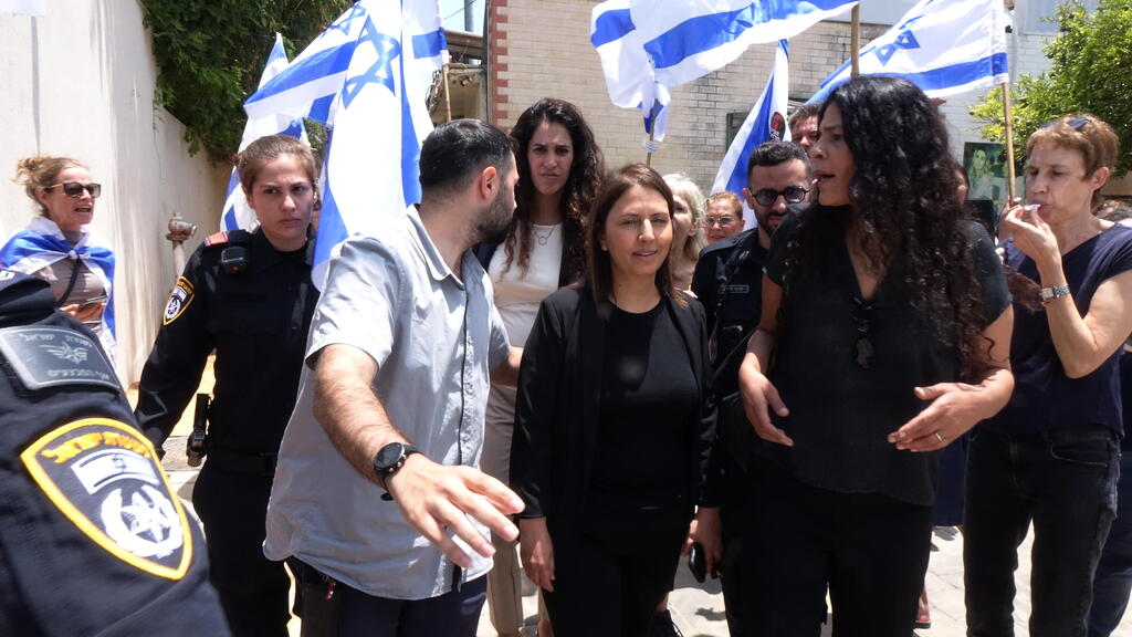 צילום: שאול גולן מאבטחים ושוטרים מחלצים את השרה גילה גמליאל