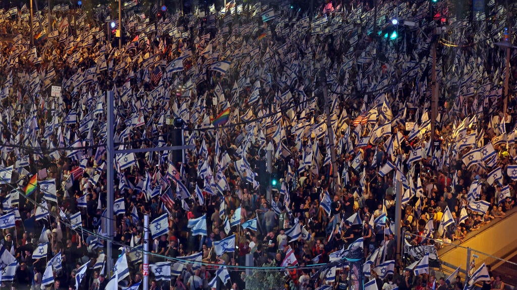 "יש מקום לאופטימיות". המחאה הערב בת"א (צילום: AHMAD GHARABLI / AFP) מפגינים בתל אביב