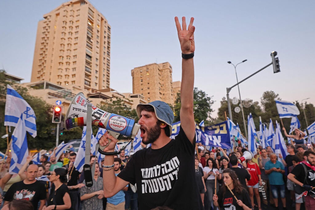 Photo: Menahem Kahana/AFP מפגינים ומפגינות מול שגרירות ארצות הברית בתל אביב