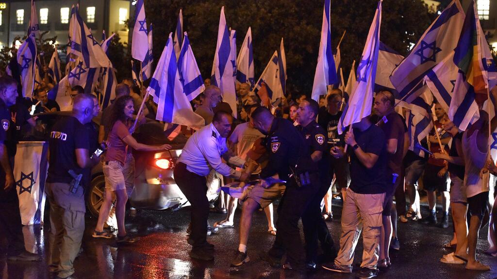 "תמונות שצריכות לטלטל את כולנו". ההפגנה בצומת כרכור, אמש (צילום: שרון צור) מכתזית הופעלה בצומת כרכור