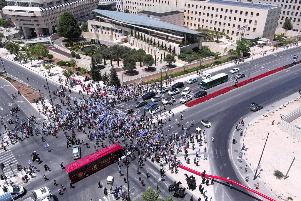 מפגינים מול בית המשפט העליון בירושלים (צילום: רויטרס/Ilan Rosenberg) מול בית משפט העליון ירושלים