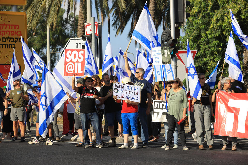 מחאה בצומת בנימינה (צילום: אלעד גרשגורן) מחאה צומת בנימינה
