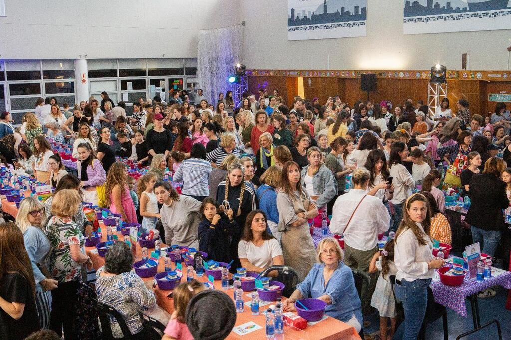 אפיית חלות המונית בקייפטאון במסגרת מיזם השבת העולמית (צילום: אמה לוין) אפיית חלות המונית בקייפטאון