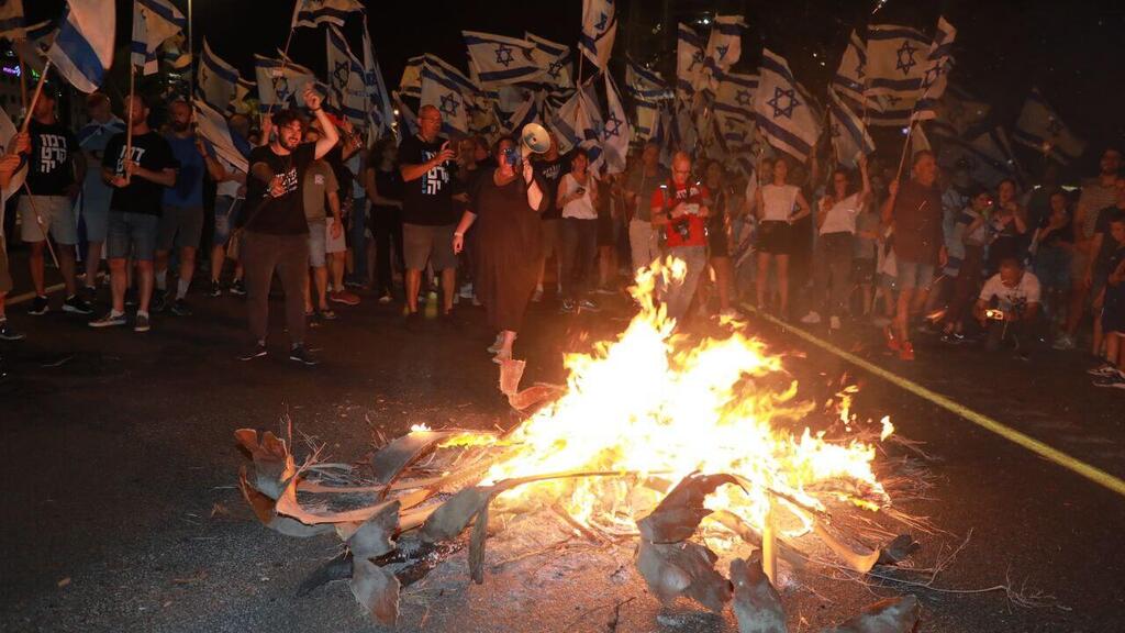 המפגינים הציתו אש בכביש החוף סמוך להרצליה (צילום: דנה קופל) הפגנה בהרצליה בכביש החוף