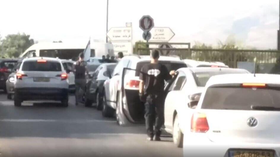 תושבי קריית שמונה יצאו ל"מבצע נקם" וחסמו את שערי הכניסה והיציאה מקיבוץ עמיר במחאה על חסימת הכבישים ביום השיבוש