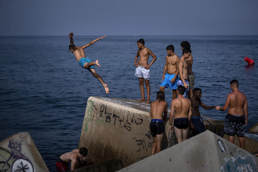 קופצים למים בברצלונה (צילום: AP Photo/Emilio Morenatti) ברצלונה ספרד