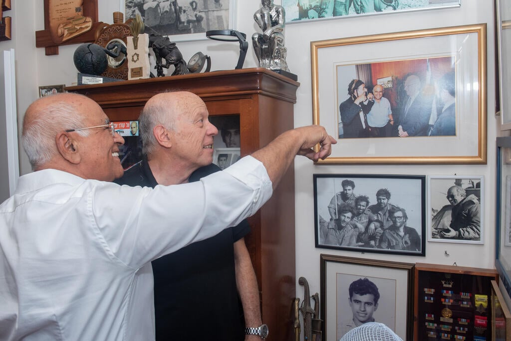 "במשך השנים השיר עבר התאמות אחרי כל מלחמה". זנדברג וקהלני (צילום: דובר צה"ל) אביגדור קהלני