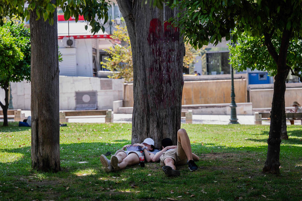 צילום: Spyros BAKALIS / AFP גל חום ביוון