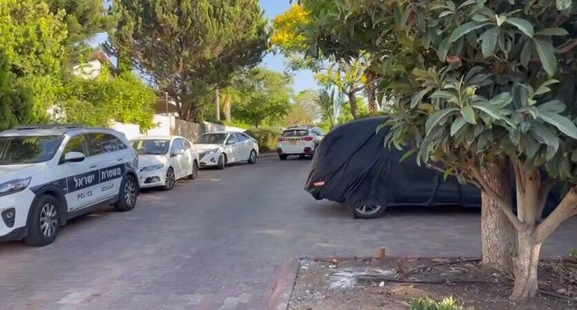 ניידות המשטרה במכבים (צילום: מאיר תורג'מן) רצח במודיעין: המשטרה עצרה גבר בחשד שירה למוות בבנו המאומץ