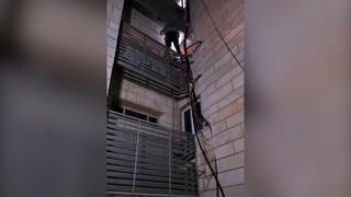 תיעוד: ראש מועצת קרית ארבע, אליהו ליבמן, פורץ לדירה בה ננעלו הילדים כדי לאפשר להורים להגיע אליהם