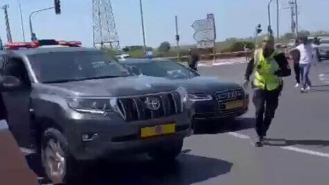 שיירת מכוניות עם בנימין נתניהו עוברת במחאה של תושבי הכפר פורדיס נגד האלימות בחברה הערבית