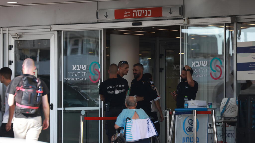 אבטחה כבדה בכניסה לשיבא לאחר הגעת נתניהו (צילום: טל שחר) בית החולים שיבא זמן קצר לאחר הגעת שיירת ראש הממשלה