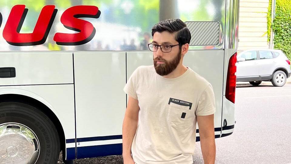 צילום: זאב אברהמי מול שגרירות ישראל בשבדיה: נערכים להצית ספר תורה
