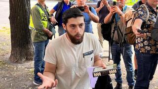 מול שגרירות ישראל בשבדיה: נערכים להצית ספר תורה