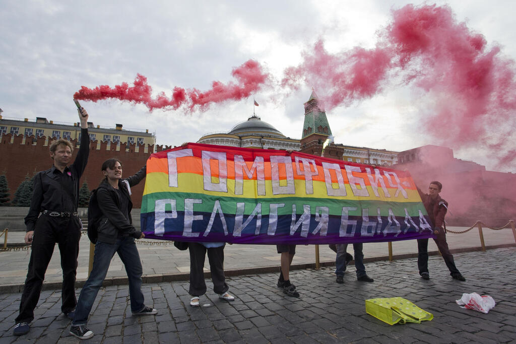 רוסיה מורדים בחוק נגד תעמולה להט"בית להט"ב ב הכיכר האדומה מוסקבה 2013