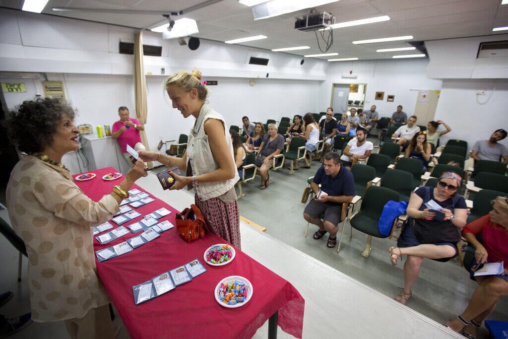 New immigrantd receive their new Israeli ID cards at Ben Gurion Airport (צילום: Sebastian Scheiner, AP) עולים חדשים מברה"מ לשעבר