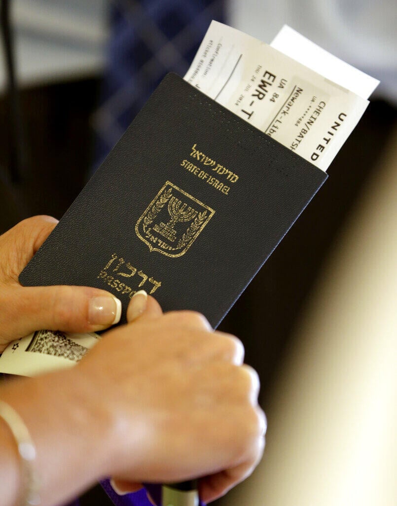 Israeli passport (Photo: AP) דרכון ישראלי