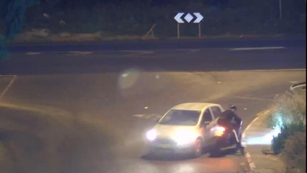 הנאשם שוחרר למעצר בית ורישיונו נשלל עד תום ההליכים המשפטיים נגדו. תיעוד התקיפה (באדיבות המשטרה) תיעוד: בעקבות סכסוך חמולות בכפר פורדיס - נהג בן 20 דורס במהירות מופרזת ברוורס רוכב קטנוע