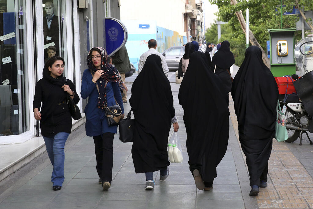 חיג'אב איראן נשים עם כיסוי ראש ב טהרן ארכיון