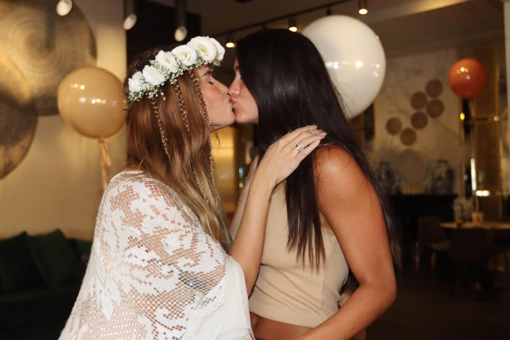 חברות. כלת השמחה יחד עם החברה הטובה אדל בספלוב (צילום: ענת מוסברג ) יום הולדת 31 שי מיקה